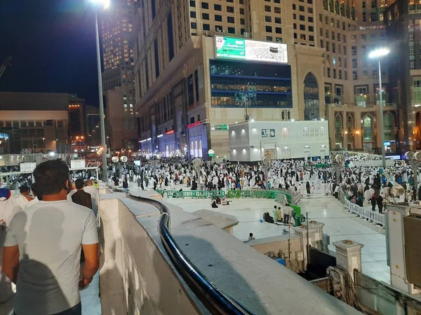 Przed Wieżą Zegarową Masjid Haram Przybywa Wielu Pielgrzymów Umrah Różnych — Zdjęcie stockowe