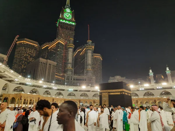 Durante Mes Ramadán Peregrinos Todo Mundo Realizan Tawaf Alrededor Cábala —  Fotos de Stock