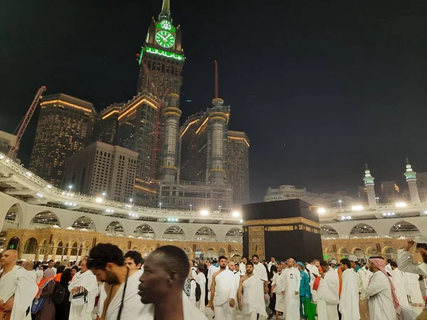 Během Měsíce Ramadánu Poutníci Celého Světa Předvádějí Tawaf Kolem Kabahu — Stock fotografie