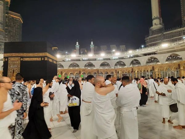 Pendant Mois Ramadan Des Pèlerins Monde Entier Interprètent Tawaf Autour — Photo