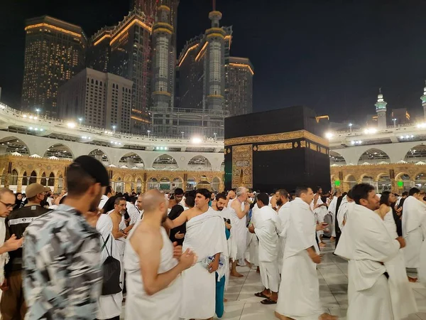 Během Měsíce Ramadánu Poutníci Celého Světa Předvádějí Tawaf Kolem Kabahu — Stock fotografie