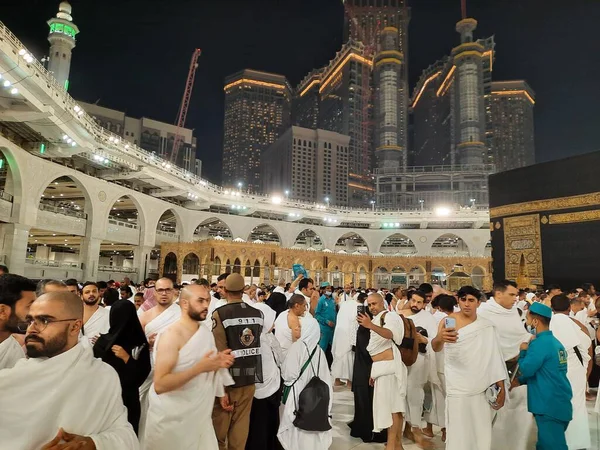 Během Měsíce Ramadánu Poutníci Celého Světa Předvádějí Tawaf Kolem Kabahu — Stock fotografie