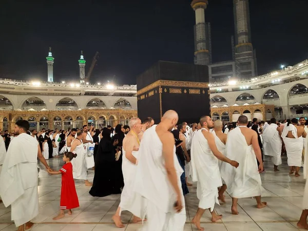 Durante Mes Ramadán Peregrinos Todo Mundo Realizan Tawaf Alrededor Cábala —  Fotos de Stock