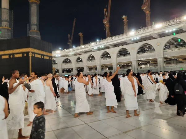 Tijdens Maand Ramadan Voeren Pelgrims Van Hele Wereld Tawaf Rond — Stockfoto