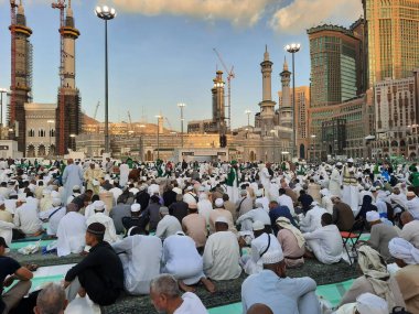 Dünyanın dört bir yanından gelen hacılar Mescidi Haram 'ın dışındaki avluda oruç tutmakla meşguller..