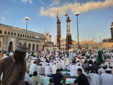 Dünyanın dört bir yanından gelen hacılar Mescidi Haram 'ın dışındaki avluda oruç tutmakla meşguller..