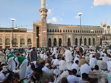 Dünyanın dört bir yanından gelen hacılar Mescidi Haram 'ın dışındaki avluda oruç tutmakla meşguller..