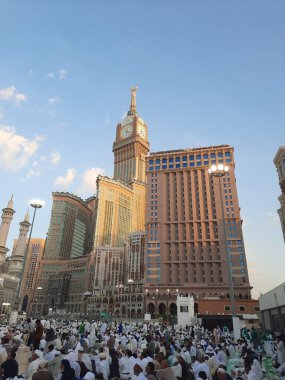 Dünyanın dört bir yanından gelen hacılar Mescidi Haram 'ın dışındaki avluda oruç tutmakla meşguller..