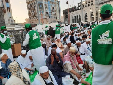 Dünyanın dört bir yanından gelen hacılar Mescidi Haram 'ın dışındaki avluda oruç tutmakla meşguller..