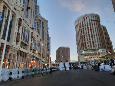 Mescid-i Haram 'ın dış yolundaki hacıların, yüksek binaların ve ışıkların güzel manzarası..