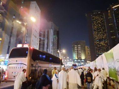 Dünyanın dört bir yanından çok sayıda hacı Mescidi Haram, Mekke yakınlarındaki dış yolda toplandı..