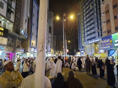 Dünyanın dört bir yanından çok sayıda hacı Mescidi Haram, Mekke yakınlarındaki dış yolda toplandı..