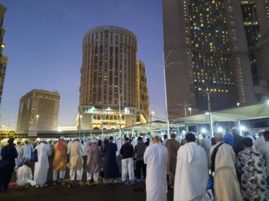 Dünyanın dört bir yanından gelen hacılar gece Mescidi Haram 'ın dışında, Mekke' de namaz kılarlar..