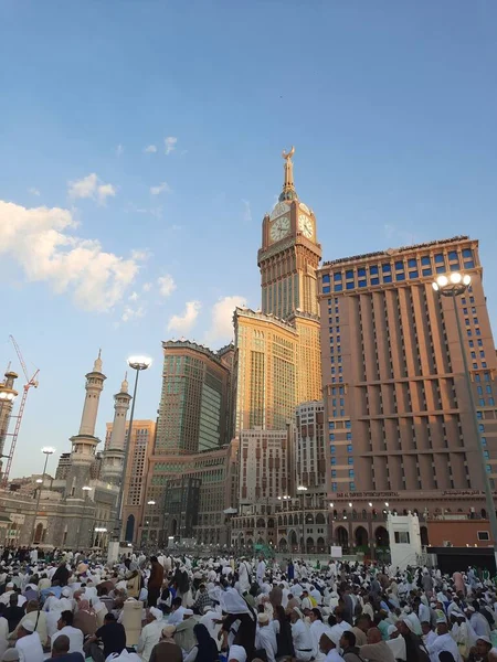 stock image Pilgrims from different countries around the world are busy breaking their fast in the courtyard outside Masjid al-Haram.