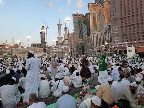 Világ Különböző Országaiból Érkező Zarándokok Elfoglaltak Hogy Megtörjék Böjtöt Masjid — Stock Fotó