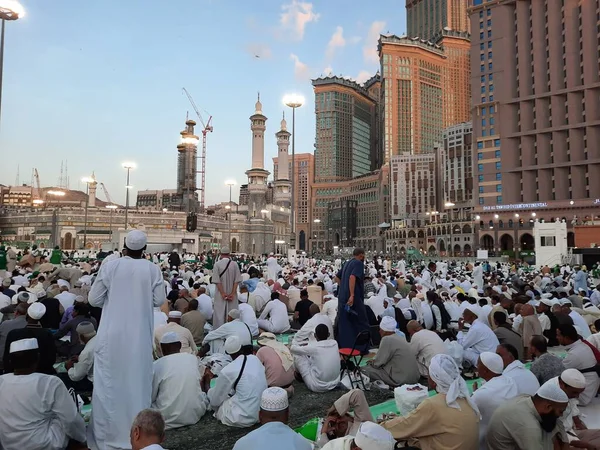 Világ Különböző Országaiból Érkező Zarándokok Elfoglaltak Hogy Megtörjék Böjtöt Masjid — Stock Fotó