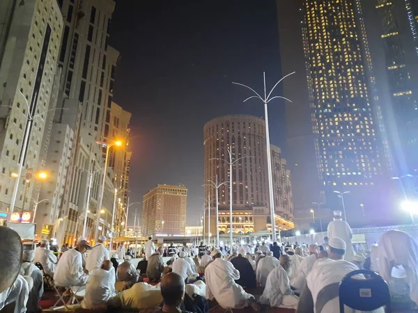 Piękny Widok Pielgrzymów Wysokich Budynków Świateł Nocy Zewnętrznej Drodze Masjid — Zdjęcie stockowe