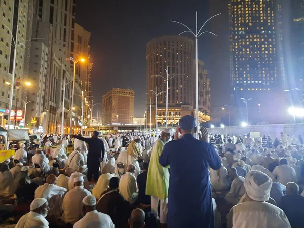 stock image A beautiful view of pilgrims, tall buildings and lights at night on the outer road in Masjid al-Haram, Mecca.