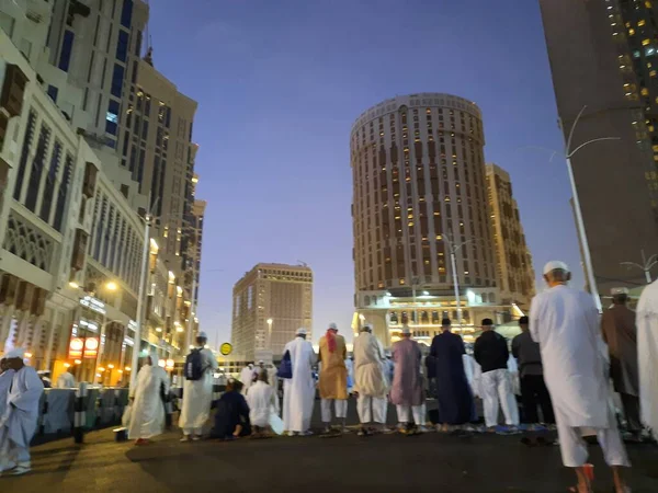 Паломники Мира Молятся Ночью Дороге Пределами Мечети Аль Харам Мекка — стоковое фото