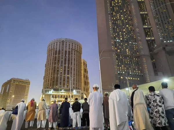 Dünyanın dört bir yanından gelen hacılar gece Mescidi Haram 'ın dışında, Mekke' de namaz kılarlar..