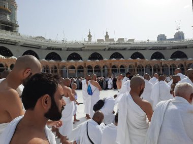 Dünyanın dört bir yanından hacılar Tawaf için Mescidi Haram 'ın avlusunda bulunuyorlar..