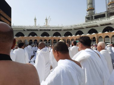 Dünyanın dört bir yanından hacılar Tawaf için Mescidi Haram 'ın avlusunda bulunuyorlar..