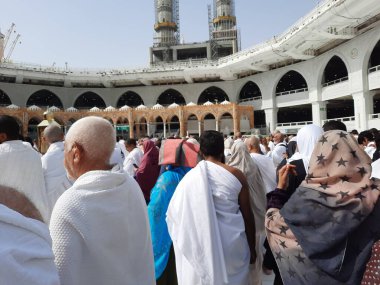 Dünyanın dört bir yanından hacılar Tawaf için Mescidi Haram 'ın avlusunda bulunuyorlar..