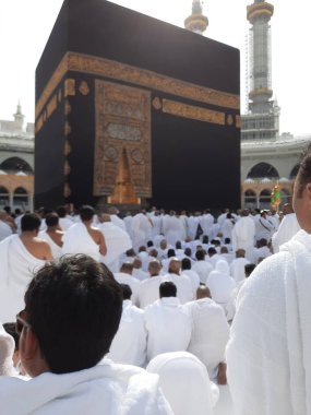 Dünyanın dört bir yanından hacılar Tawaf için Mescidi Haram 'ın avlusunda bulunuyorlar..