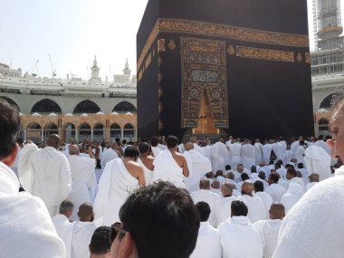 Dünyanın dört bir yanından hacılar Tawaf için Mescidi Haram 'ın avlusunda bulunuyorlar..