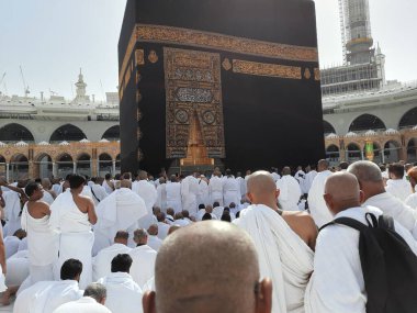 Dünyanın dört bir yanından hacılar Tawaf için Mescidi Haram 'ın avlusunda bulunuyorlar..