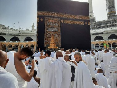 Dünyanın dört bir yanından hacılar Tawaf için Mescidi Haram 'ın avlusunda bulunuyorlar..