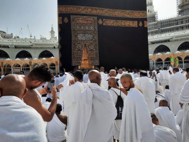 Dünyanın dört bir yanından hacılar Tawaf için Mescidi Haram 'ın avlusunda bulunuyorlar..
