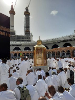 Dünyanın dört bir yanından hacılar Tawaf için Mescidi Haram 'ın avlusunda bulunuyorlar..