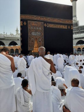 Dünyanın dört bir yanından hacılar Tawaf için Mescidi Haram 'ın avlusunda bulunuyorlar..
