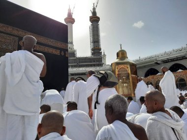 Dünyanın dört bir yanından hacılar Tawaf için Mescidi Haram 'ın avlusunda bulunuyorlar..