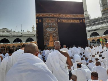 Dünyanın dört bir yanından hacılar Tawaf için Mescidi Haram 'ın avlusunda bulunuyorlar..