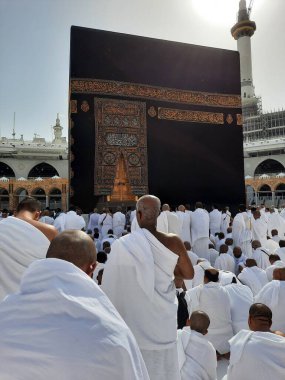 Dünyanın dört bir yanından hacılar Tawaf için Mescidi Haram 'ın avlusunda bulunuyorlar..