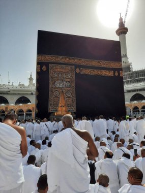 Dünyanın dört bir yanından hacılar Tawaf için Mescidi Haram 'ın avlusunda bulunuyorlar..