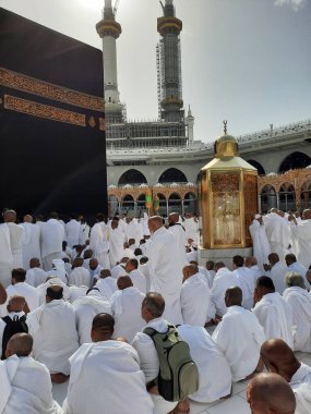 Dünyanın dört bir yanından hacılar Tawaf için Mescidi Haram 'ın avlusunda bulunuyorlar..