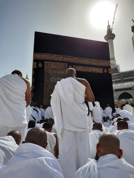 Dünyanın dört bir yanından hacılar Tawaf için Mescidi Haram 'ın avlusunda bulunuyorlar..