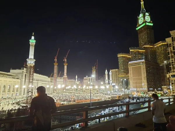 Προσκυνητές Από Όλο Τον Κόσμο Συγκεντρώνονται Γύρω Από Τον Masjid — Φωτογραφία Αρχείου