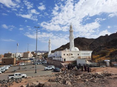 Suudi Arabistan, Madinah 'taki Khandaq Camii' nin güzel gündüz manzarası..