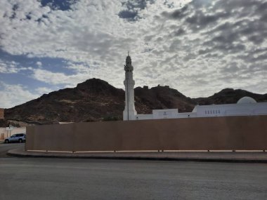 Suudi Arabistan, Madinah 'taki Khandaq Camii' nin güzel gündüz manzarası..