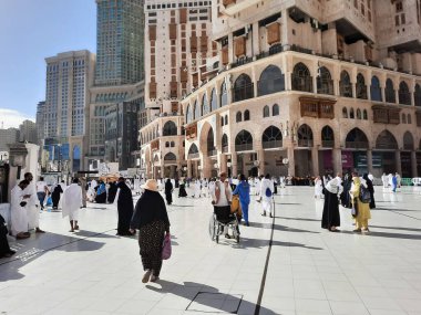 Mekke 'deki Mescidi Haram' ın dış avlusunun güzel bir gündüz manzarası..