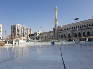  Mekke 'deki Mescidi Haram' ın dış avlusunun güzel bir gündüz manzarası..