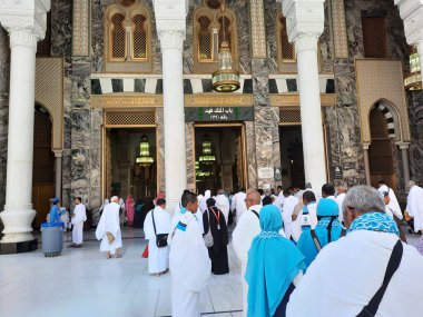 Dünyanın farklı ülkelerinden hacılar Mescid-i Haram 'a Bab Fahd' dan girip Mescidi Haram, Makkah 'ta Umrah' ı icra ederler..