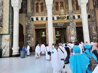 Dünyanın farklı ülkelerinden hacılar Mescid-i Haram 'a Bab Fahd' dan girip Mescidi Haram, Makkah 'ta Umrah' ı icra ederler..