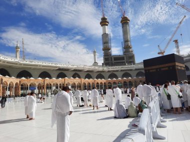 Dünyanın farklı ülkelerinden hacılar gün boyunca Mekke 'deki Mescidi Haram' ın avlusunda Tawaf yapıyorlar..