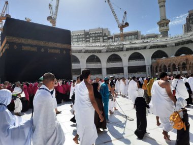 Dünyanın farklı ülkelerinden hacılar gün boyunca Mekke 'deki Mescidi Haram' ın avlusunda Tawaf yapıyorlar..