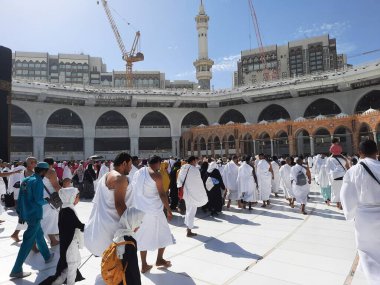 Dünyanın farklı ülkelerinden hacılar gün boyunca Mekke 'deki Mescidi Haram' ın avlusunda Tawaf yapıyorlar..